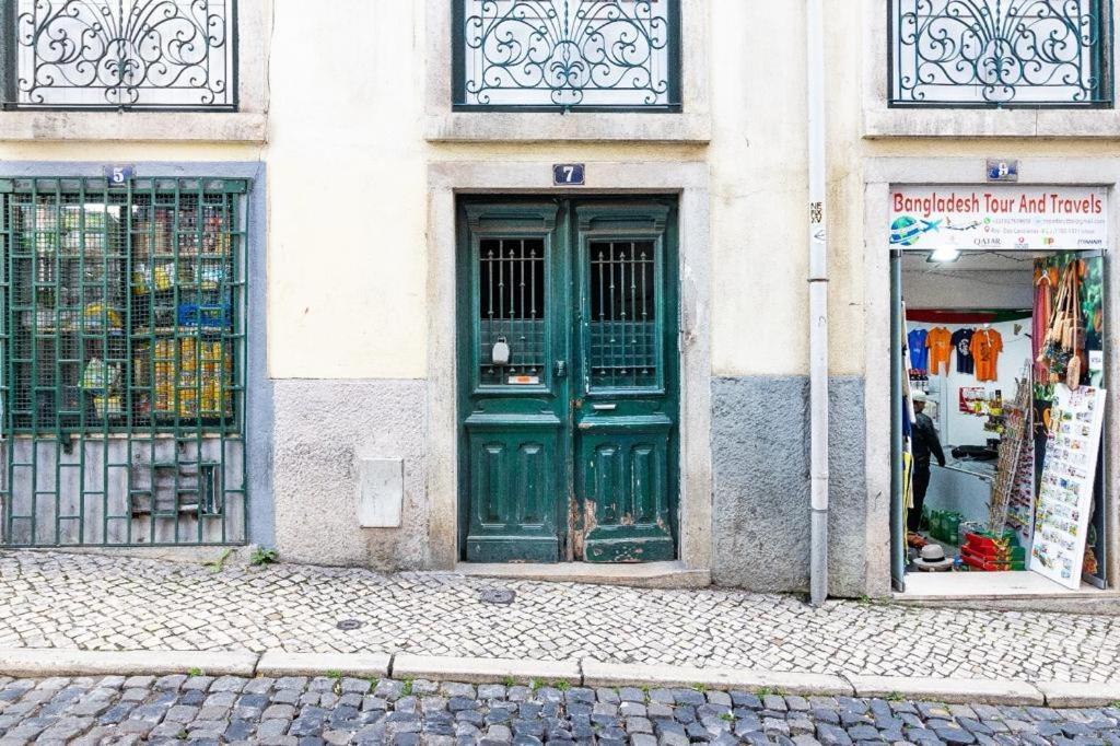 Mourarias Place - Yellow * Lissabon